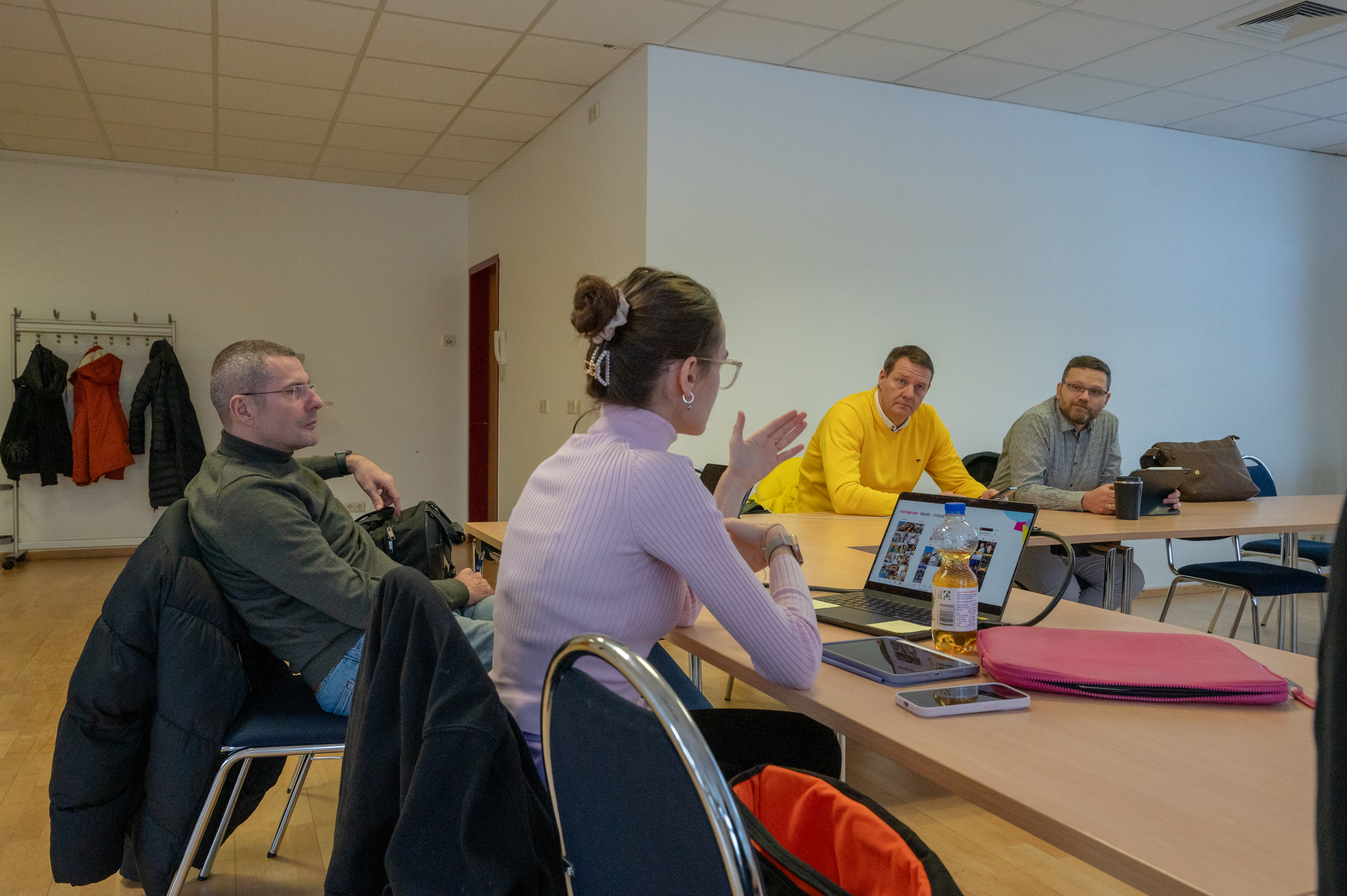 Laura-Jasmin erklärt wie Social Media funktioniert
